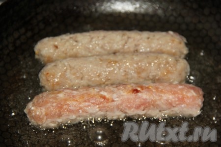 Аккуратно извлечь шпажку. Выложить колбаски, сформированные с помощью бутылки, на сковородку, разогретую с маслом.
