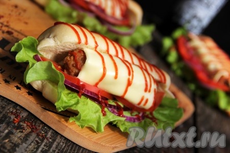 Вложить колбаску с сыром в булочку. По желанию, полить кетчупом и горчицей. Вот такой аппетитный хот-дог получился из колбасок, а какой вкусный, просто пальчики оближешь! Приготовить колбаски из фарша с помощью бутылки не составит большого труда, а в результате вы получите замечательное мясное блюдо, а уж как его подать - решать вам!
