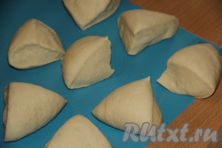 Выложить готовое тесто на силиконовый коврик и обмять. Разделить на 8 частей.
