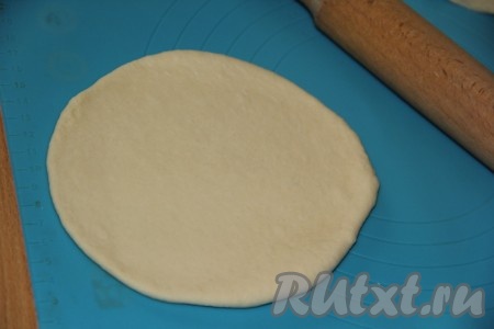 Раскатать каждую часть теста в тонкий круг.
