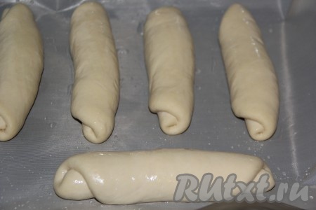 Булочки для хот-догов перед выпеканием смазать водой. Выпекать булочки в разогретой духовке минут 20-25 при температуре 200 градусов