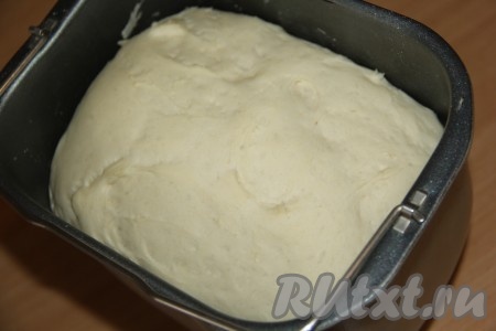 Тесто увеличится в два раза. Если готовите тесто вручную, то нужно соединить молоко, температура которого не более 40 градусов, сахар и дрожжи, перемешать и оставить на 10-15 минут (дрожжи за это время начнут работать, поэтому на поверхности появится характерная пенная шапочка). Затем в миске соединить смесь молока и дрожжей, растопленное сливочное масло и соль, перемешать, всыпать муку и замесить нежное, приятное в работе тесто. Замешивать нужно сначала столовой ложкой, затем руками. Накрыть тесто полотенцем и оставить в миске в тёплом месте на 1-1,5 часа (до увеличения теста, примерно, раза в два).
