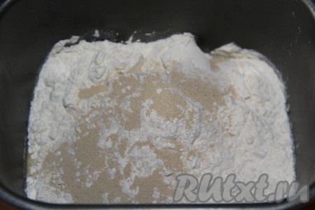 Добавить муку и сухие дрожжи, закрыть крышку хлебопечки и установить режим "Замес теста" (в моей хлебопечке этот режим составляет 1 час и 30 минут).
