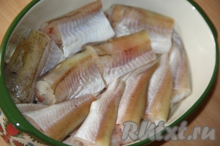 Выложить кусочки минтая поверх лука.
