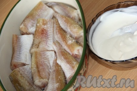 Кусочки минтая посолить по вкусу.&nbsp;
