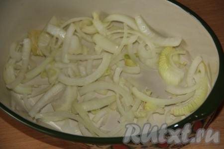 Лук почистить, нарезать полукольцами и выложить на дно жаропрочной формы.

