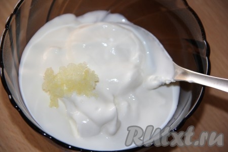 В отдельной тарелке соединить сметану и очищенный зубчик чеснока, пропущенный через пресс, перемешать.
