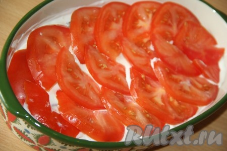 Помидор вымыть, нарезать на тонкие кружочки и выложить поверх сметаны.
