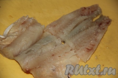 Минтая (у меня мелкие рыбки) промыть под водой, удалить большую кость и шкуру. Получившееся филе нарезать на кусочки среднего размера.