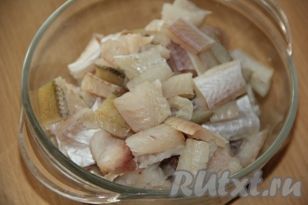 Минтая очистить от костей и шкурки. Получившееся филе рыбы нарезать на небольшие кусочки.&nbsp;
