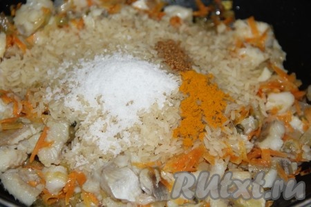 Добавить соль и специи (я использовала куркуму и специи для рыбы).
