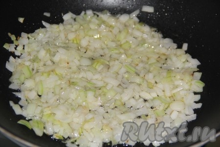 На среднем огне обжарить лук в течение 5 минут, иногда помешивая.
