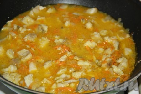 Влить горячую воду и слегка перемешать, довести до кипения, затем уменьшить огонь до среднего.&nbsp;
