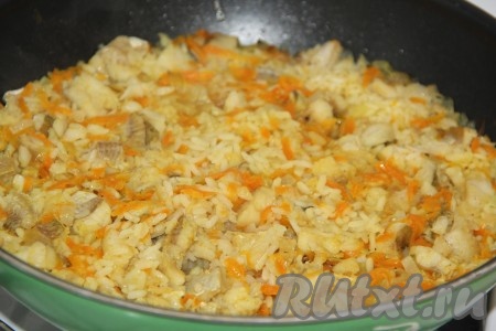 Готовить минтая с рисом, накрыв сковороду крышкой, на среднем огне, примерно, 30 минут (до полного испарения воды).
