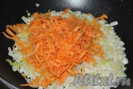 Морковь почистить, натереть на крупной тёрке, а затем выложить к обжаренному луку.
