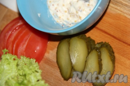 Листья салата и помидор вымыть. Тонко нарезать свежий помидор и маринованный огурчик. Луковицу очистить и нарезать на тонкие кольца (или полукольца).
