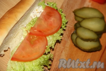 Затем выложить дольки помидора.
