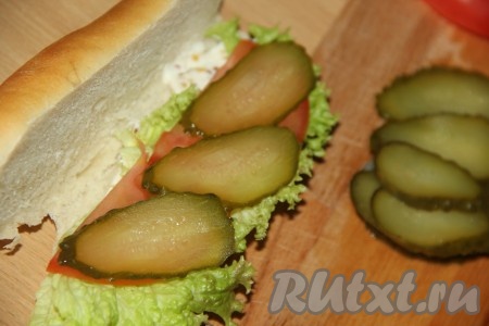 Далее положить дольки огурцов.
