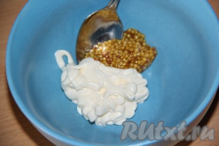 Для приготовления соуса для смазывания хот-догов соединить майонез и горчицу, перемешать.
