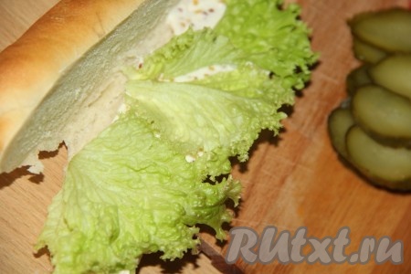 Выложить листья салата.
