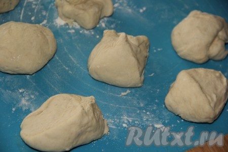 Поднявшееся тесто обмять и на поверхности, присыпанной мукой, разделить на 10 частей.