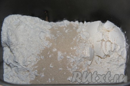 Всыпать муку, сухие дрожжи и соль. Выставить режим "Замес теста" (у меня продолжительность этого режима составляет 1,5 часа).