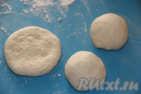 Из каждой части теста скатать шарик, а затем расплющить каждый шарит в толстую лепёшку.&nbsp;