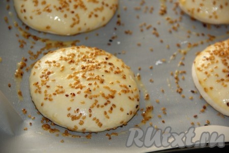 Посыпать булочки кунжутом.