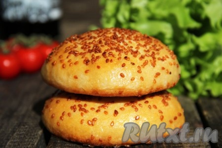 Булочки, приготовленные из дрожжевого теста, замешанного на кефире, получаются воздушными, аппетитными, они станут отличной основой для приготовления наивкуснейших бургеров с различными начинками.