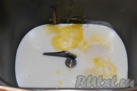 Тесто для булочек можно замесить как вручную, так и в хлебопечке. Для того чтобы замесить тесто в хлебопечке, нужно в ведёрко хлебопечки влить растопленное не горячее сливочное масло и кефир комнатной температуры.