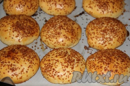 Булочки для бургеров выпекать, примерно, 25 минут в духовке, заранее разогретой до 200 градусов.