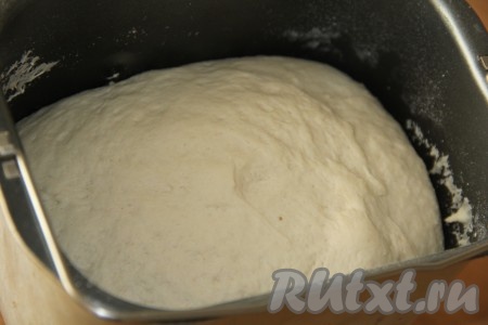 Если будете замешивать тесто руками, тогда нужно соединить кефир комнатной температуры и не горячее растопленное сливочное масло в глубокой миске, перемешать, всыпать соль, 300 грамм муки и сухие дрожжи, перемешать тесто. Частями добавляя оставшуюся муку и хорошо вмешивая её, замесить мягкое, приятное в работе, не липнущее к рукам тесто. Как только добились нужной консистенции теста, значит больше муку добавлять не нужно. Хорошо вымесить тесто (не менее 10 минут). Дрожжевое тесто для бургеров, замешанное на кефире, поместить в миску, накрыть полотенцем, чтобы тесто не заветривалось, и оставить на 1,5-2 часа в тёплом месте. За это время тесто хорошо поднимется, увеличившись в несколько раз.