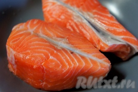 Рыбу промыть холодной водой, обсушить бумажным полотенцем.
