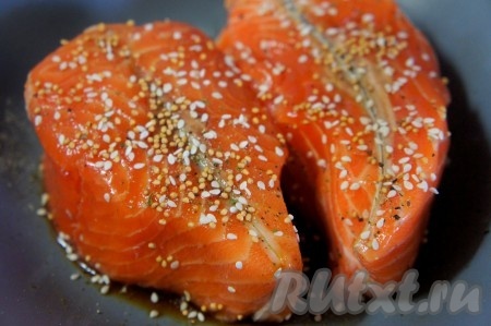 Приготовить маринад. Для этого смешать соевый соус, оливковое масло, черный свежесмолотый перец, кунжут, горчицу в зернах. Сёмгу хорошо натереть маринадом, накрыть пищевой пленкой и оставить мариноваться на 10-15 минут. Пока рыба маринуется, можно приготовить соус тар-тар: соленый огурец натереть на терке и тщательно перемешать с классическим йогуртом (при желании можно добавить в соус ваши любимые специи, зелень, чеснок). Соус тар-тар готов. Вместо йогурта можно использовать майонез или сметану, но с йогуртом этот соус будет более лёгким.
