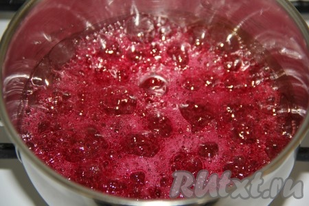 Карамель готовить 13-15 минут, не перемешивая. В процессе варки карамель станет прозрачной и слегка потемнеет.&nbsp;
