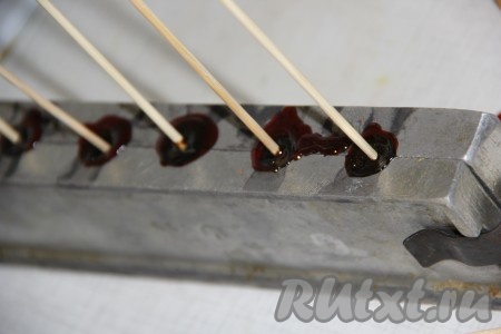 Вставить шпажки (или палочки) и оставить форму с леденцами на 30 минут (до полного остывания).
