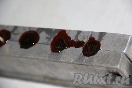 Аккуратно разлить карамель по формочкам для леденцов.
