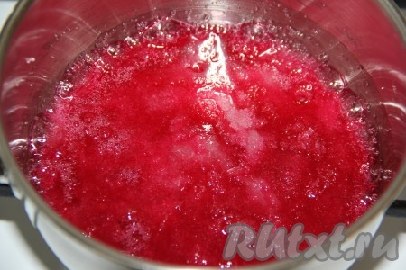 Перемешивать в дальнейшем карамель нельзя (если вы будете перемешивать в процессе варки, карамель вначале превратится в мокрый сахар, а потом она застынет и станет твёрдым комком)! Сахар постепенно растворится и карамель начнёт кипеть.
