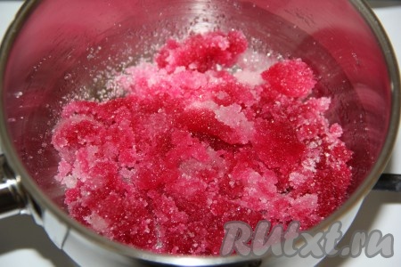 Перемешать содержимое сотейника и поставить на средний огонь.
