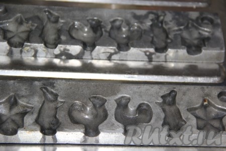 Форму для леденцов смазать растительным маслом.
