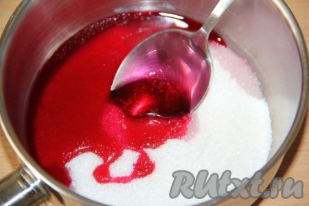 В сотейник всыпать сахар, влить уксус и сироп.
