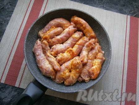 В сковороду влить половину растительного масла и выложить шейки в один слой.
