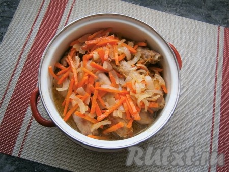 Овощи обжарить в течение 3-5 минут на среднем огне, иногда помешивая, и выложить их в кастрюлю поверх шеек. Влить подсоленную горячую воду (или бульон), довести до кипения и уменьшить огонь.
