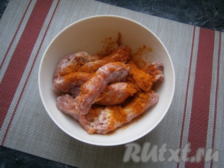 Морковку и лук очистить. Куриные шейки вымыть, обсушить, посыпать специями.
