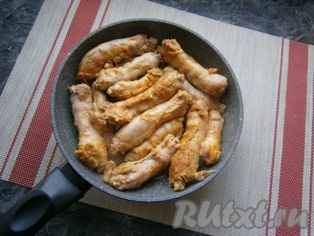 Обжарить шейки, перемешивая, на среднем огне до румяного цвета (минут 10).
