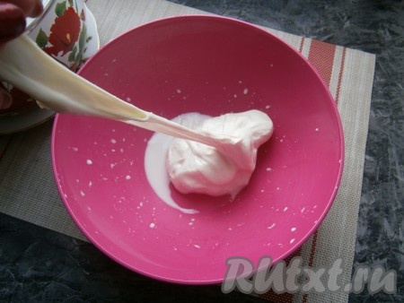 Далее сыворотку нагреть на газу приблизительно до 70-75 градусов (над сывороткой должен появиться пар), всыпать соль, перемешать. Опустить ком сыра в горячую сыворотку, дать прогреться несколько секунд, а затем его нужно достать из сыворотки, выложить в миску и руками (очень горячо, можете надеть толстые перчатки) растягивать сыр. Как только он перестанет тянуться, сложить его в шар и снова поместить его в сыворотку, нагретую до 70-75 градусов, на несколько секунд. Затем снова нужно растягивать в миске. Таким образом растягивать сыр, прогревая его, 3-4 раза и складывая в шар.
