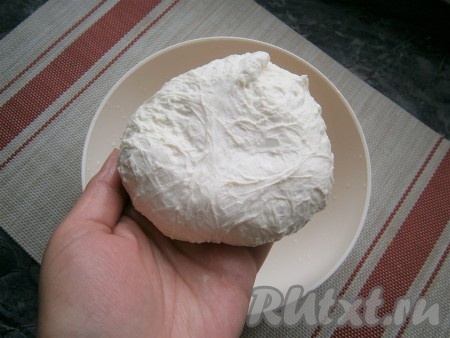 Хорошенько его отжать от сыворотки руками (делается это несложно, сыр легко собирается в комок).
