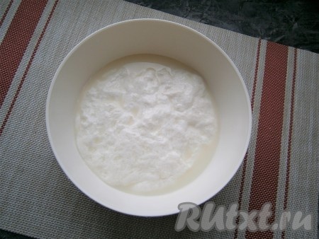 Сыр переложить шумовкой в миску.
