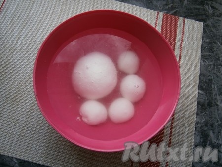 Сразу же шарики моцареллы поместить в ледяную воду на 30-40 минут для стабилизации.
