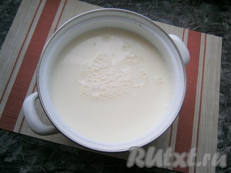 Домашнее молоко комнатной температуры налить в кастрюлю.